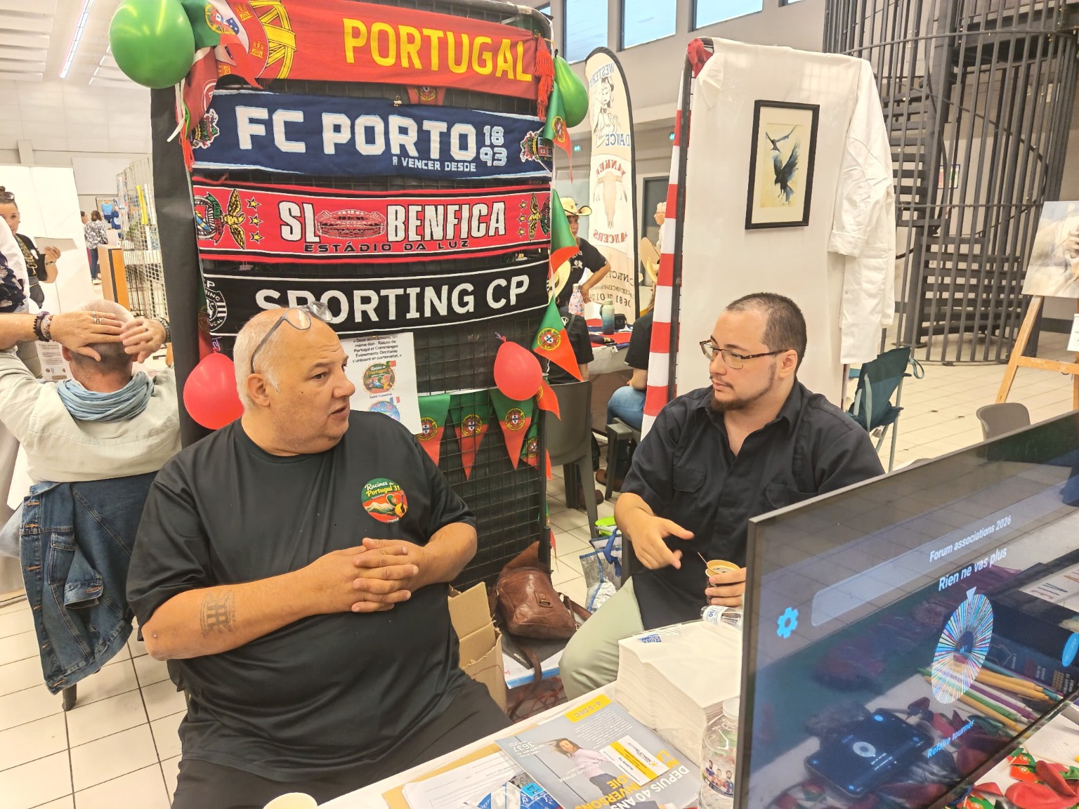 Échanges au stand